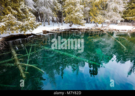 Kitch-iti-kipi Springs in the Upper Peninsula of Michigan, also known as the Big Spring at Palms Book State Park, in winter. Emerald green water is op Stock Photo