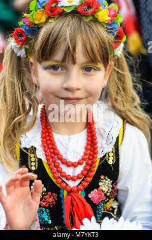 Traditional Irish St. Patrick's Day symbols gree beer, clover leafs and ...