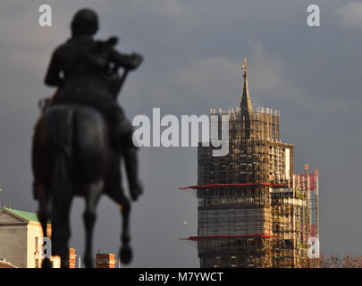 Westminster, London, UK. 13th March 2018. Dark clouds and a setting sun on Big Ben seen from Trafalgar Square. Credit: Matthew Chattle/Alamy Live News Stock Photo