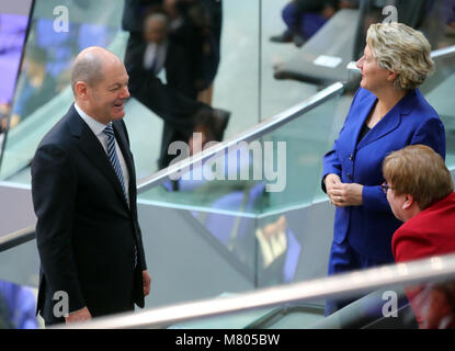 14 March 2018, Germany, Berlin: Olaf Scholz (l, SPD), designated finance minister, and Svenja Schulze (r top, SPD), designated environment minister, arrive for the election of the German Chancellor in the Reichstag building. Photo: Kay Nietfeld/dpa Stock Photo