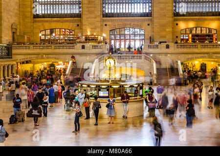 Crowds of people pass through the main Concourse at Grand Central Station Manhattan ,New York Stock Photo