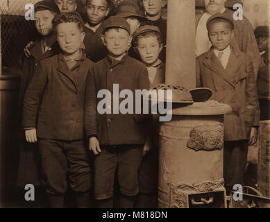 Group of Young Newsboys at 5:00 a.m. on Sunday Getting Ready to Sell Newspapers from McIntyre's Branch, Chestnut and 16th Streets, St. Louis, Missouri, USA, Lewis Hine for National Child Labor Committee, May 1910 Stock Photo