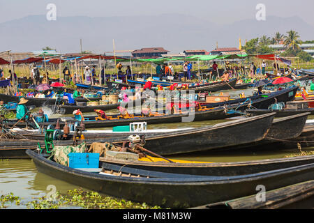 Longboats visit Nam Pan five day market, Inle Lake, Shan State, Myanmar (Burma), Asia in February Stock Photo