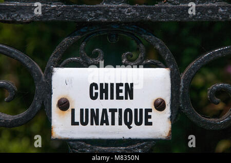 Propriété Privée, Défense d'Entrer and Attention au Chien signs, Bretagne  (Brittany), France Stock Photo - Alamy