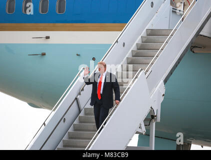 President of the United States Donald J. Trump disembarks Air Force One at Marine Corps Air Station Miramar, Calif., March 13, 2018. During the president's trip to San Diego, he spoke to service members and guests. (U.S. Marine Corps photo by Cpl. Becky Calhoun/Released) Stock Photo