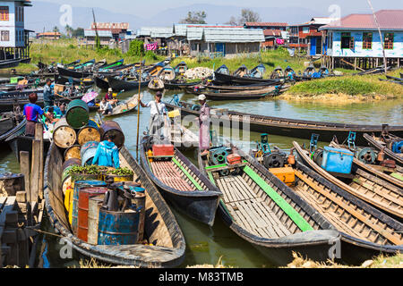 Longboats visit Nam Pan five day market, Inle Lake, Shan State, Myanmar (Burma), Asia in February Stock Photo