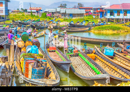 Longboats visit Nam Pan five day market, Inle Lake, Shan State, Myanmar (Burma), Asia in February Stock Photo