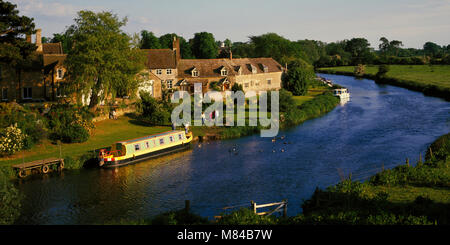 Narrow boat on the River Nene at Wansford, Cambridgeshire, England, UK Stock Photo