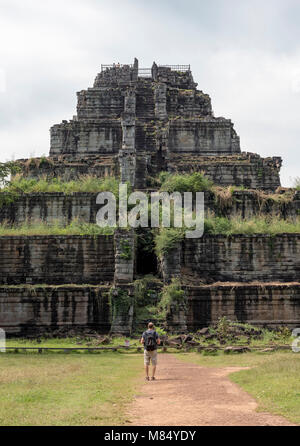 Tourist in front of the Prang pyramid temple at Koh Ker, Cambodia Stock Photo