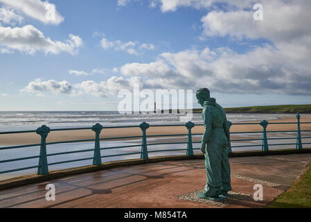 The Minesweeper Sculpture by William Lamb looks across Montrose bay and Scurdie Ness Lighthouse at Montrose in Angus, Scotland. Stock Photo