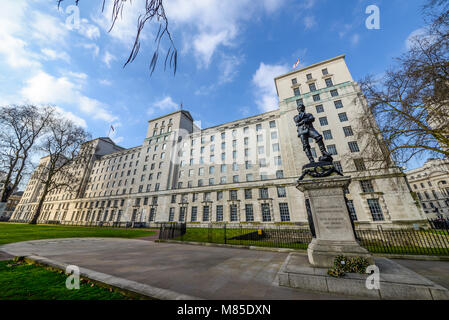 MoD HQ building, Westminster, London. Victoria Embankment Gardens. Major General Charles George Gordon of Khartoum statue Stock Photo