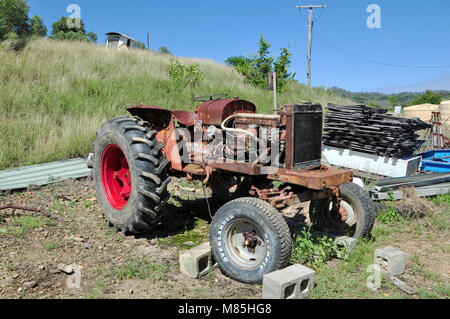 AN OLD DAVID BROWN 950 TRACTOR AFTER BEING MENDED MANY A TIME HAS FINALY BEEN LAID TO REST Stock Photo