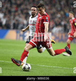 (180315) -- ISTANBUL, March 15, 2018(Xinhua) -- Robert Lewandowski (Front) of Bayern Munich shoots during the 2017-2018 UEFA Champions League round of 16 second leg soccer match between Turkey's Besiktas and Germany's Bayern Munich in Istanbul, Turkey, on March 14, 2018. Bayern Munich won 3-1 and was qualified for quarterfinals. (Xinhua/He Canling) Stock Photo