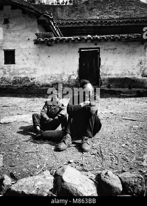 Sichuan, Sichuan, China. 15th Mar, 2018. Sichuan, CHINA-15th March 2018: People live in poverty-stricken Daliang Mountain area in southwest China's Sichuan Province. Credit: SIPA Asia/ZUMA Wire/Alamy Live News Stock Photo