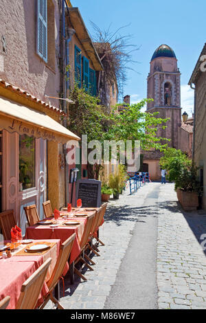 Small restaurant and end of alley the Chapelle de la Miséricorde, old town of Saint-Tropez, french riviera, South France, Cote d'Azur, France, Europe Stock Photo