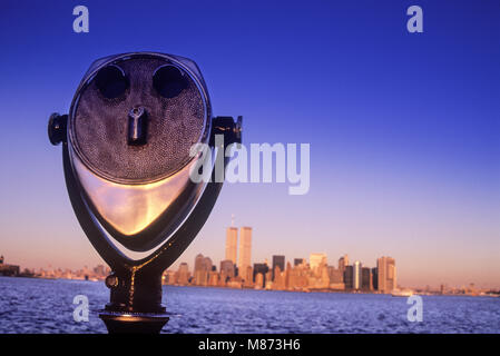 1999 HISTORICAL PAY BINOCULAR TWIN TOWERS (©MINORU YAMASAKI 1973) DOWNTOWN SKYLINE HUDSON RIVER MANHATTAN NEW YORK CITY USA Stock Photo