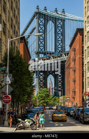 Manhattan Bridge a suspension bridge that crosses the East River in New York City, connecting Lower Manhattan at Canal Street with Downtown Brooklyn Stock Photo