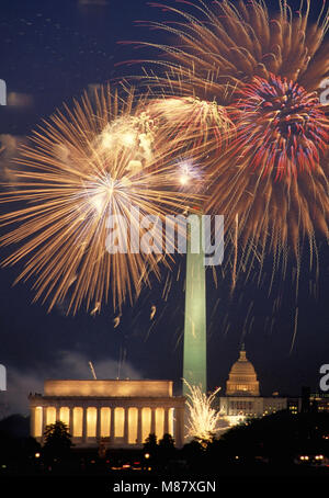 Washington DC., USA, July 4,1989 Fireworks over DC. Annual display put on by the United States National  Park Service. As seen from the Virginia side of the Potomac river. Looking east at the Lincoln Memorial and the Washington Monument with the US Capitol in the background. Credit: Mark Reinstein/MediaPunch Stock Photo