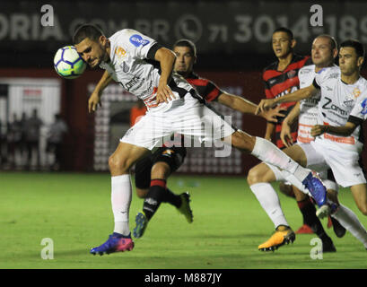 Salvador, Brazil. 15th Mar, 2018. In game play during Vitória vs. Bragantino, held on Thursday (15) in a match valid for the 2018 Brazil Cup. At the Manoel Barradas Stadium (Barradão) in Salvador, BA. Credit: Tiago Caldas/FotoArena/Alamy Live News Stock Photo