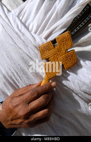 ETHIOPIA, Amhara region, Lalibela , monolith rock churches built by King Lalibela 800 years ago, St. Georg church, orthodox priest of Bet Giyorgis with wooden cross / AETHIOPIEN Lalibela oder Roha, Koenig LALIBELI liess die monolithischen Felsenkirchen vor ueber 800 Jahren in die Basaltlava auf 2600 Meter Hoehe hauen und baute ein zweites Jerusalem nach, orthodoxer Priester der Georgskirche mit Holzkreuz, Bet Giyorgis Stock Photo