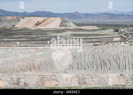 Leaching process Solid extraction of a rock based on solvent liquid, solid pulverized. Mining, chemistry, ecology, geology, applications, metallurgy, Stock Photo