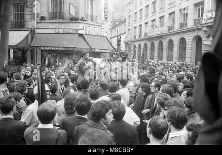 Philippe Gras / Le Pictorium -  May 68 -  1968  -  France / Ile-de-France (region) / Paris  -  Gathering at Saint Lazare train station Stock Photo