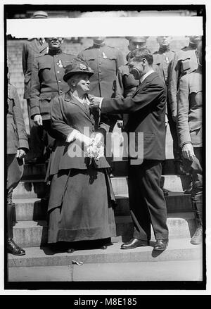 MEDALS, DECORATIONS, ETC. SEC. BAKER DECORATING DR. SHAW AND SOLDIERS LCCN2016869946 Stock Photo