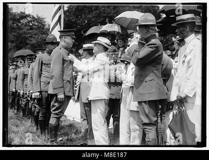 MEDALS, DECORATIONS, ETC. SEC. BAKER DECORATING OFFICERS, JULY 4, 1919. ADM. BENSON IN 30549 AND 30550 LCCN2016870161 Stock Photo