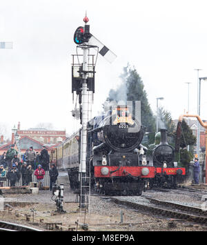 Kidderminster, UK. 17th March, 2018. Severn Valley Railway enthusiasts enjoy taking pictures and travelling on the heritage railway line that runs from Kidderminster to Bridgnorth. Freezing temperatures and wintry snow showers have not put people off indulging in their trainspotting passion for these magnificent UK steam locomotives. Credit: Lee Hudson/Alamy Live News
