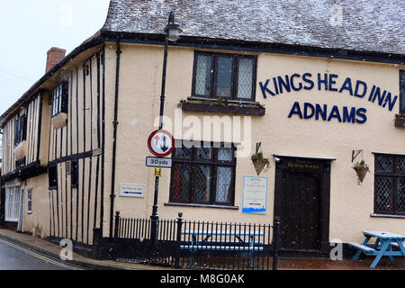 Adnams Kings Head Inn, Market Hill, Woodbridge, Suffolk. Winter, Light snow on the roof. March 2018. Stock Photo