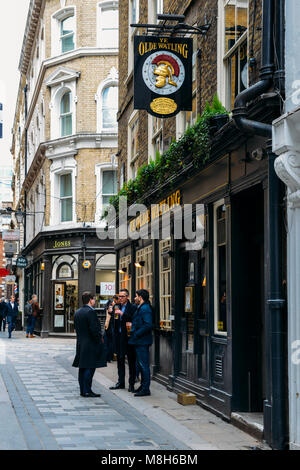 Office workers enjoy a pint at lunchtime at the Ye Olde Watling pub in the City of London, England, UK Stock Photo