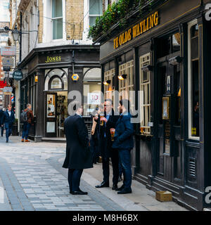 Office workers enjoy a pint at lunchtime at the Ye Olde Watling pub in the City of London, England, UK Stock Photo