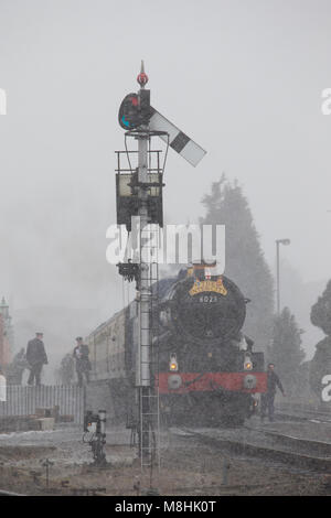 Kidderminster, UK. 17th March, 2018. UK weather: as the Severn Valley Railway celebrates a successful 'Spring Gala Weekend', train enthusiasts of experience blizzard conditions throughout the day. Despite strong and bitterly cold, easterly winds leading to a significant wind chill, nothing stops the steam enthusiasts from enjoying these magnificent UK steam locomotives. Credit: Lee Hudson/Alamy live News Stock Photo