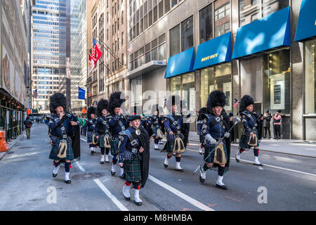 New York, USA, 17 Mar 2018.  A regiment of pipers walk through E 44th Street towards New York's Fifth Avenue on their way to participate in the traditional St. Patrick's Day Parade. Photo by Enrique Shore/Alamy Live News Stock Photo