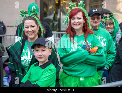 New York, USA, 17 Mar 2018.  People wear green as they watch the traditional St. Patrick's Day Parade in New York's Fifth Avenue. Photo by Enrique Shore/Alamy Live News Stock Photo