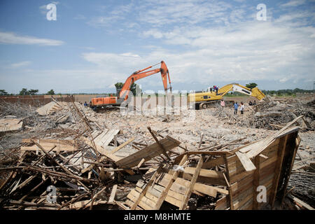 Bujumbura, Burundi. 17th Mar, 2018. Excavators move debris of a collapsed building in Bujumbura, Burundi, on March 17, 2018. At least three bodies were recovered from debris on Friday after a three-story building collapsed on construction agents in Bujumbura, the police said. Credit: Evrard Ngendakumana/Xinhua/Alamy Live News Stock Photo