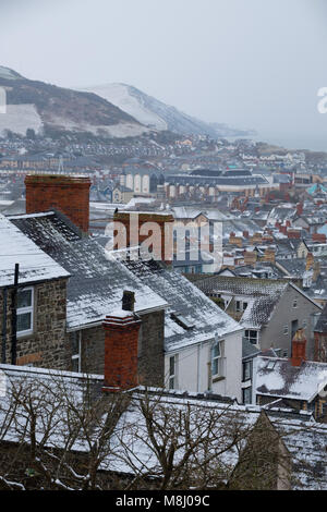 Aberystwyth Wales UK, Sunday  18 March 2018  UK Weather:   Aberystwyth and the surrounding areas woke up to a covering of snow as the ‘Beast from the East 2’ sweeps in, bringing  a temporary return to bitterly cold easterly winds and blizzard conditions for many parts of the UK   photo © Keith Morris / Alamy Live News Stock Photo