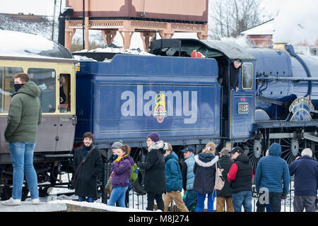 Kidderminster, UK. 18th March, 2018. Severn Valley Railway crew and enthusiasts ignore the snow to enjoy the last day of the Spring Gala in Kidderminster. Taking memorable pictures as well as travelling on the steam rail line, that runs from Kidderminster to Bridgnorth, are the only things on the minds of these excited day-trippers. Credit: Lee Hudson/Alamy Live News Stock Photo