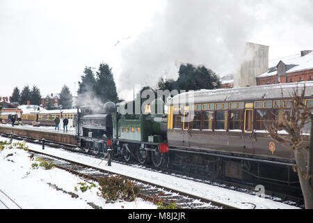 Kidderminster, UK. 18th March, 2018. Severn Valley Railway crew and enthusiasts ignore the snow to enjoy the last day of the Spring Gala in Kidderminster. Taking memorable pictures as well as travelling on the steam rail line, that runs from Kidderminster to Bridgnorth, are the only things on the minds of these excited day-trippers. Credit: Lee Hudson/Alamy Live News Stock Photo