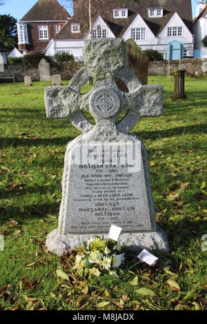 PORTRAIT OF THE HEADSTONE AT THE GRAVE OF ACTOR AND COMEDIAN SPIKE MILLIGAN IN THE CHURCHYARD AT WINCHELSEA IN EAST SUSSEX Stock Photo