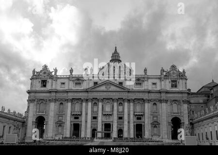 Black and white picture of the facade of St Peter's Basilica in Vatican. Written 'In honor of the prince of Apostles; Paul V Borghese, Pope, in the ye Stock Photo