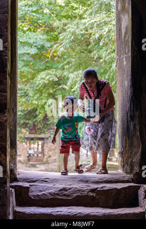 Sambor Prei Kuk, Cambodia - January 01, 2017: Mother and son entering in Prasat Yeay Poan anciente temple Stock Photo