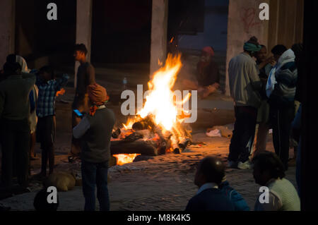 VARANASI, INDIA. February 28, 2017: People look at the funeral pyre that night. The ceremony of the cremation of Manikarnika Ghat on the banks of the  Stock Photo
