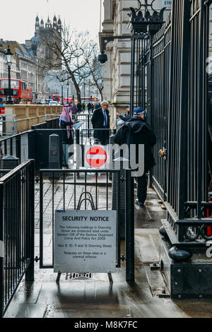 Security Notice and police officers outside 10 Downing Sreet, London, England, UK. This is the official residence of the Prime Minister of the UK Stock Photo