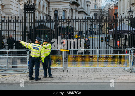 Heavy security presence in front of the Prime Minister's Office at 10 Downing Street in the City of Westminster, London, England, UK Stock Photo