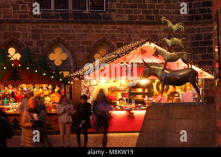 The Bremen Town Musicians and Christmas fair with dusk, Bremen, Germany, Europe  I Die Bremer Stadtmusikanten und Weihnachtsmarkt  bei Abenddämmerung, Stock Photo