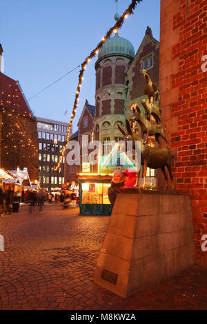 The Bremen Town Musicians and Christmas fair with dusk, Bremen, Germany, Europe  I Die Bremer Stadtmusikanten und Weihnachtsmarkt  bei Abenddämmerung, Stock Photo