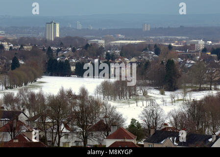 Glasgow, Scotland, UK 18th March. UK Weather: Overnight snow gives way to sunny weather after temperatures dropped overnight from mini beast from the east  the roofs become clear again. Gerard Ferry/Alamy news Stock Photo