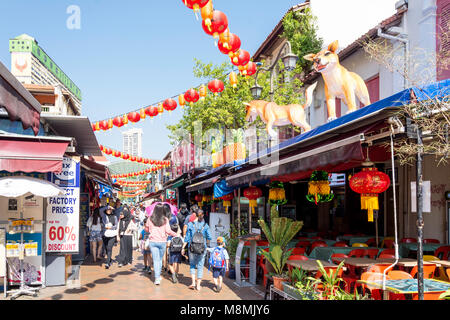 Shops and restaurants on Pagoda Street, Chinatown, Outram District, Central Area, Singapore Island (Pulau Ujong), Singapore Stock Photo