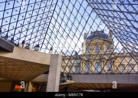 File:Paris - The Musee Du Louvre main hall by night - 2884.jpg - Wikipedia